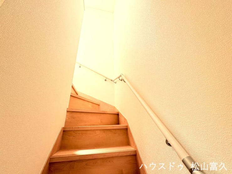 手すり付きの階段は、お子様や高齢の方の昇り降りに配慮された安心仕様。窓からの自然光が差し込み、家全体を明るく繋ぎます。