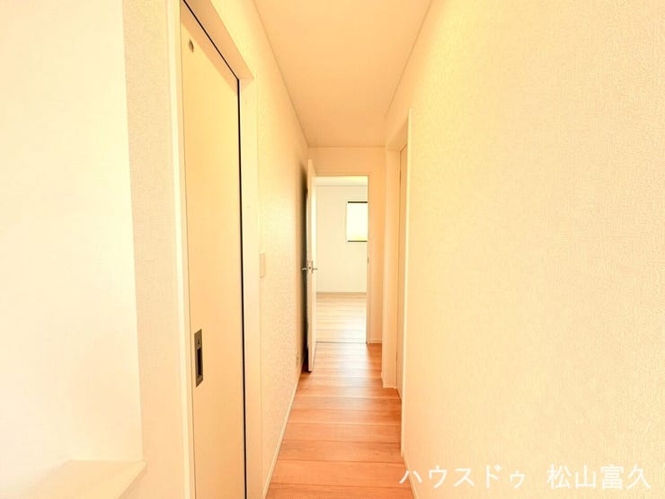 各居室や水回りへのアクセスを最短にする、無駄のない機能的な設計です。白を基調とした内装と窓からの採光により、暗くなりがちな廊下も明るく爽やかな印象に。日々の移動をスムーズにします。