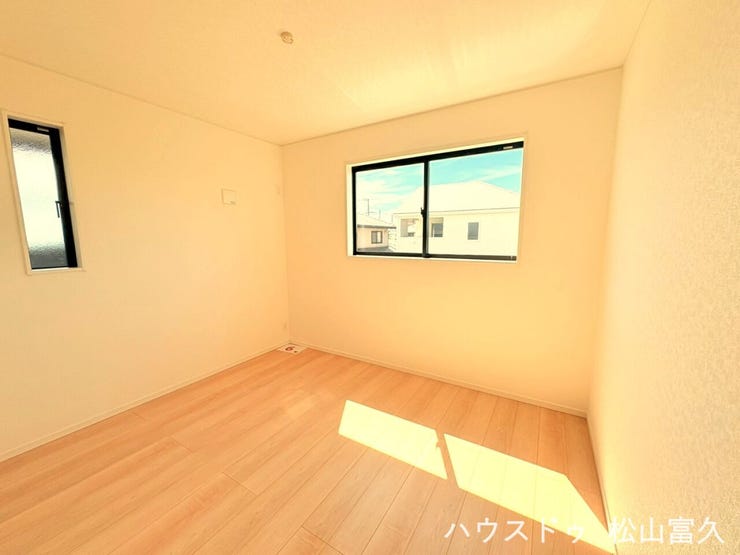 全室6帖以上のゆとりある設計で、デスクやベッドも余裕を持って配置可能。クローゼット完備で自分専用の片付け習慣も身につきます。シンプルで明るい内装は、お子様の成長や好みの変化にも長く寄り添います。