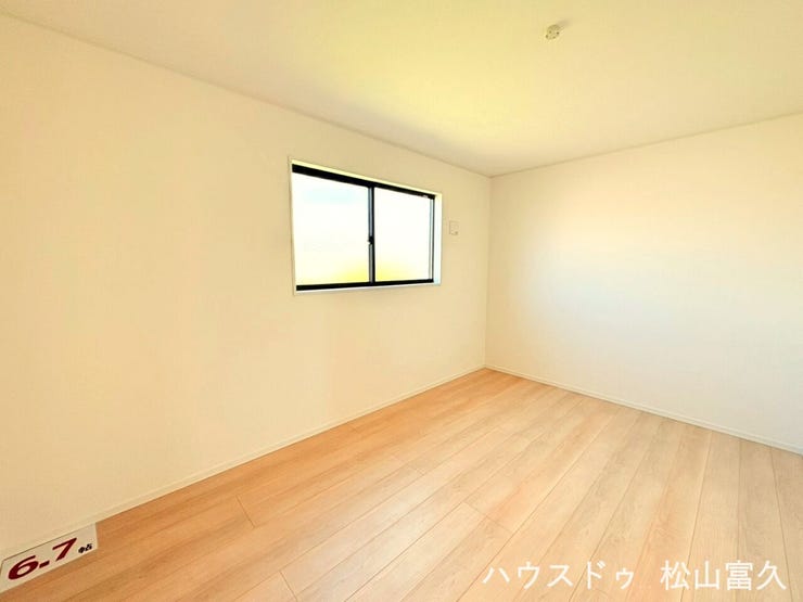 自然光がたっぷり入る明るい空間。心地よい風が通り抜けるため、換気がしやすく清潔な空気を保てます。朝の光を感じながら目覚め、放課後も明るい環境で過ごせる、お子様の健やかな成長を支えるお部屋です。