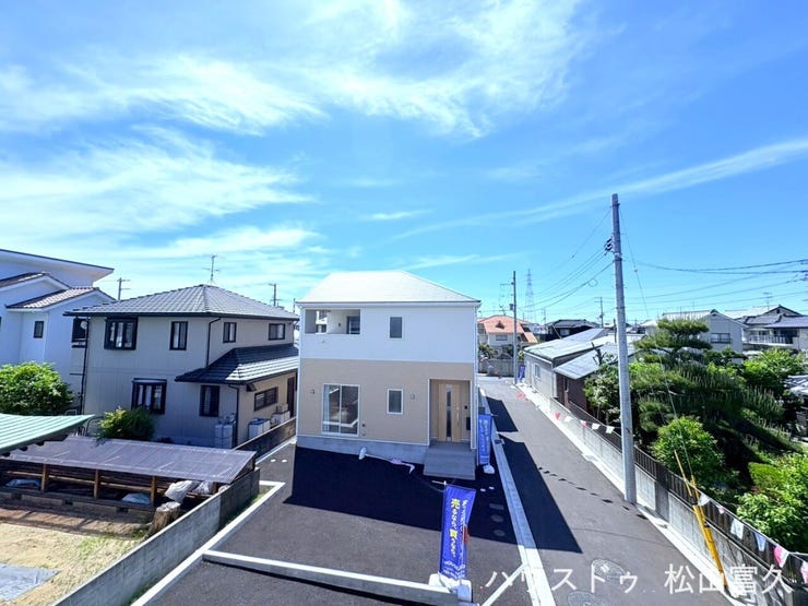 南向きのバルコニーからは、遮るもののない空の広がりと、周辺の落ち着いた街並みを見渡せます。心地よい風を感じながら、季節ごとに表情を変える景色を独り占めできる、日々の暮らしに潤いを与える空間です。
