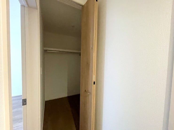 ◇ウォークインクローゼット◇ 同仕様
季節物のお洋服などしっかり収納できます♪旅行鞄などかさばる収納もすっきり片付きますね♪