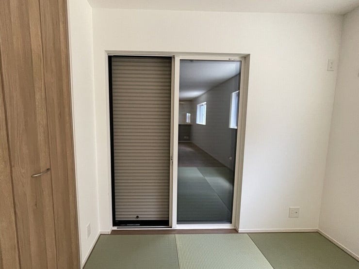 ○シャッター雨戸○ 同仕様
開閉に力が要らないシャッターを採用しています♪
外出時や旅行時の防犯、台風など雨風の強い日にも安心ですね♪