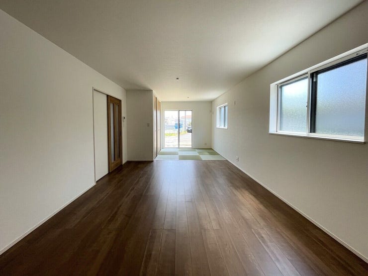 ◇リビング◇ 同仕様
南面を広く取ったリビングは日当たり良好です♪
一家団欒の時間が増えそうですね♪