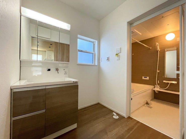 ◇洗面所◇ 同仕様
シャワー付き洗面化粧台♪
三面鏡付で朝の身支度もラクラクです♪