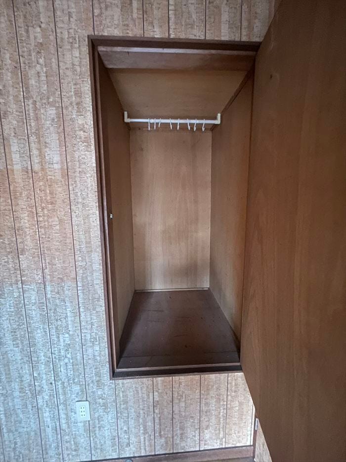 季節の物や掃除道具など収納に便利な物入です