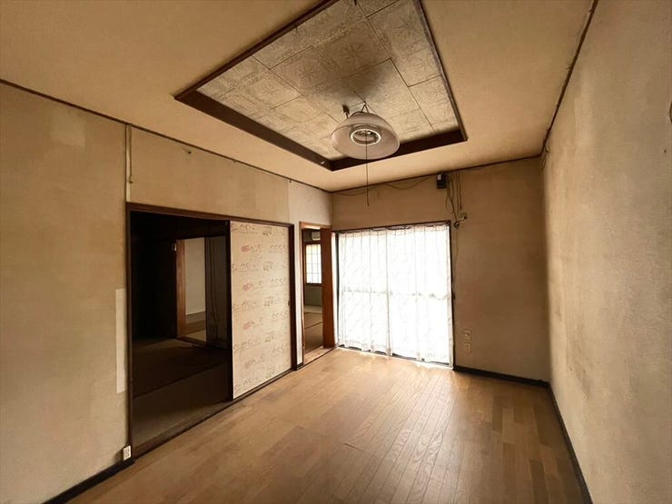 心地よい日差しが差し込む明るい居室です