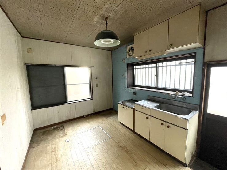 大きな窓のある明るいキッチンです