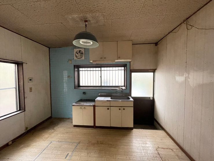 勝手口が設けられており、換気やゴミ出しなど便利です。