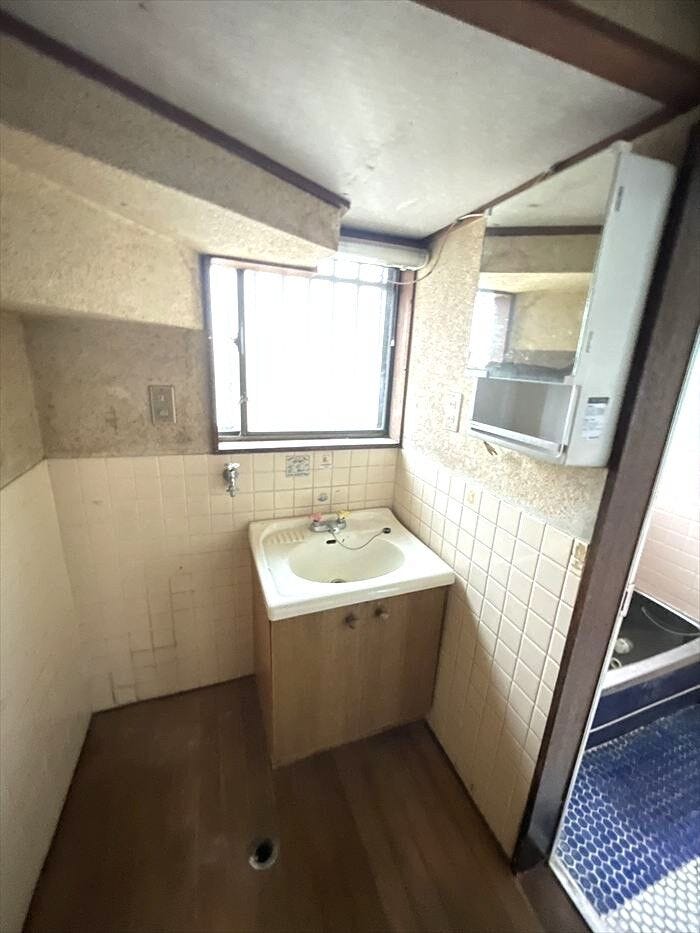 窓付きの明るい洗面所です