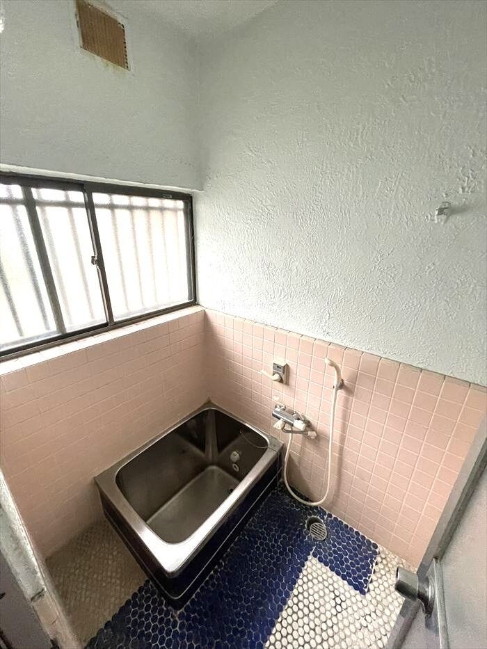 窓付きの明るいお風呂で日々の疲れを癒せます。