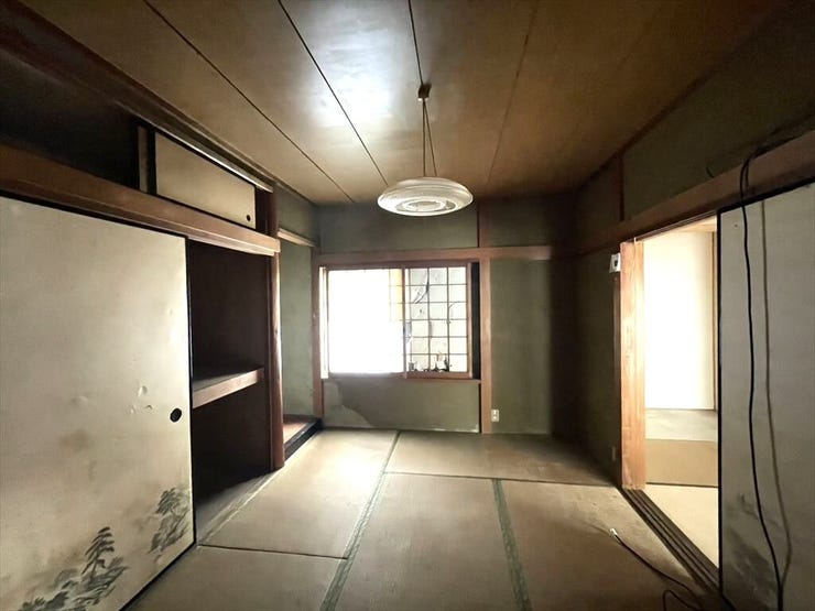 ゆっくりと寛げる和室があります