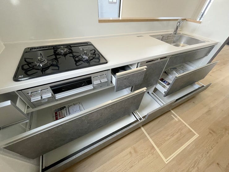 調理器具や大きめの鍋、調味料などを分類してたっぷりしまえる大容量スペース