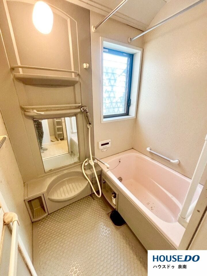 浴室には窓が付いており、換気もしっかりと出来ます。