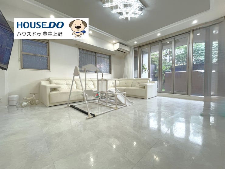 【外観】
【LDK】
1階に位置する約24.4帖の広々LDK!南向きバルコニーから専用庭へと続いております。言うことなしのお住まいです!