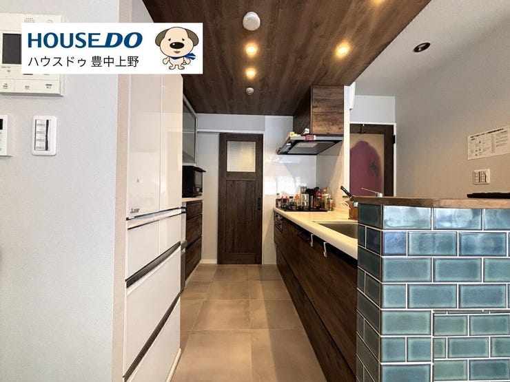 キッチンから洗面所に続く扉があり、生活導線が考え抜かれています!