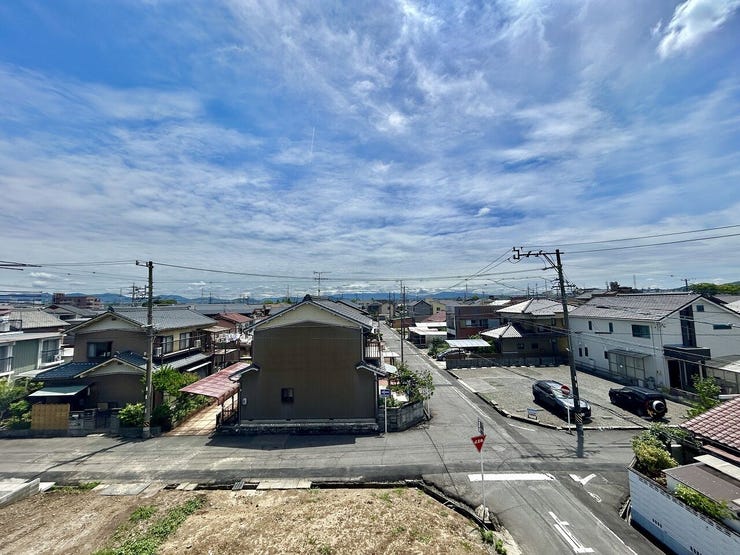 ◇バルコニー◇
3階から見た外の写真です。高い建物が近くにないので陽当たり・風通しともに最適ですね。ちょっと外の空気を吸ってリラックスしたいときにも素敵な青空や星空が見られそうです。