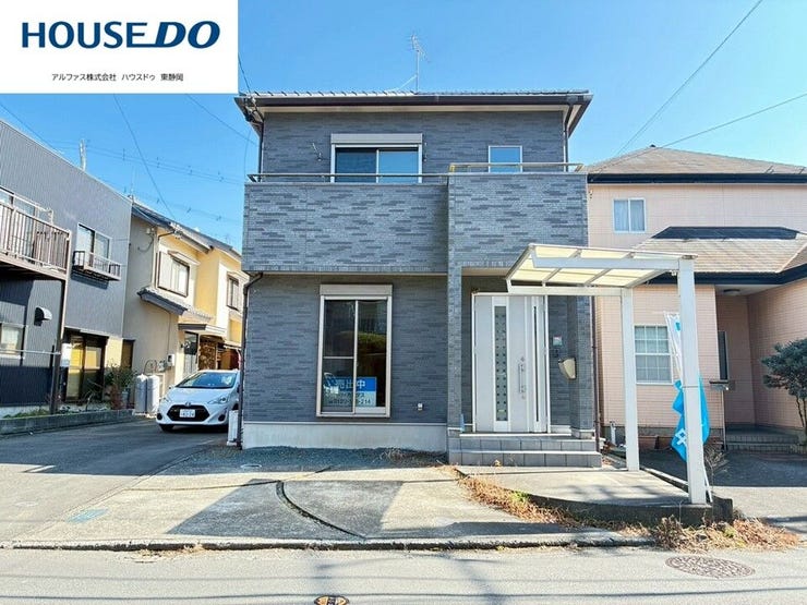 【外観】
外壁がおしゃれな戸建です
駐輪場に屋根が設置されているので、雨に濡れづらいのは助かりますね