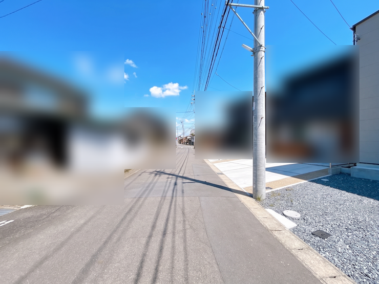 【程よい落ち着きと利便性を兼ね備えた道路幅】
通り抜けの車がスピードを出しにくいため安全性が高く、閑静な住宅街の良さを実感できます。
静かな暮らしとスムーズなカーライフを両立できる良い環境です。