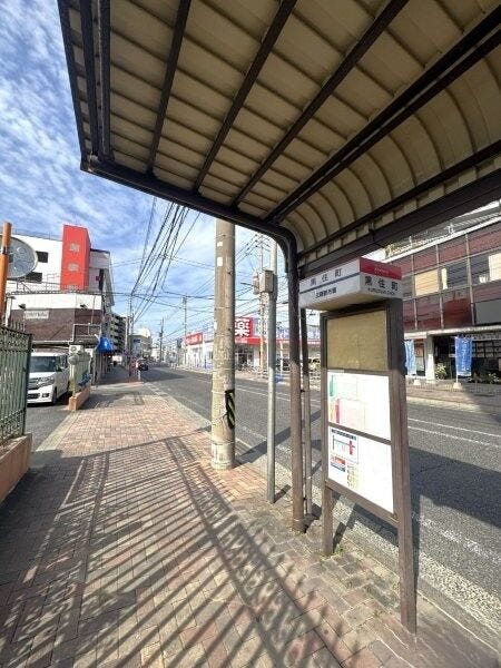 マンションの目の前にバス停。待ち時間調整ができ、暑さ寒さを避けられますね♪
