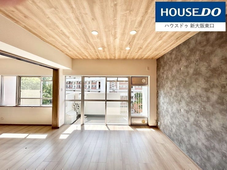 11帖のLDKです。
南西向きにバルコニーがあり隣は6帖の洋室です。