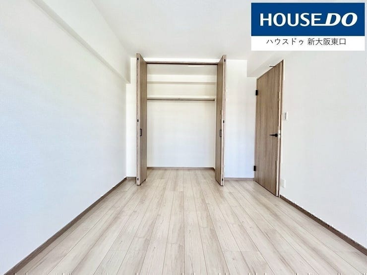 北東側に窓があるクローゼット付きの6帖の寝室です。