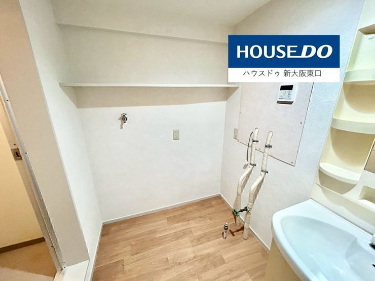 玄関周辺のクロスや照明も新品に。
明るい玄関です。