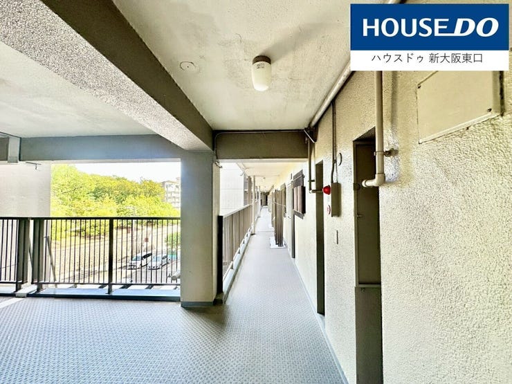 足元収納
壁紙はアースカラーなのでデザイナーズっぽく見えます。