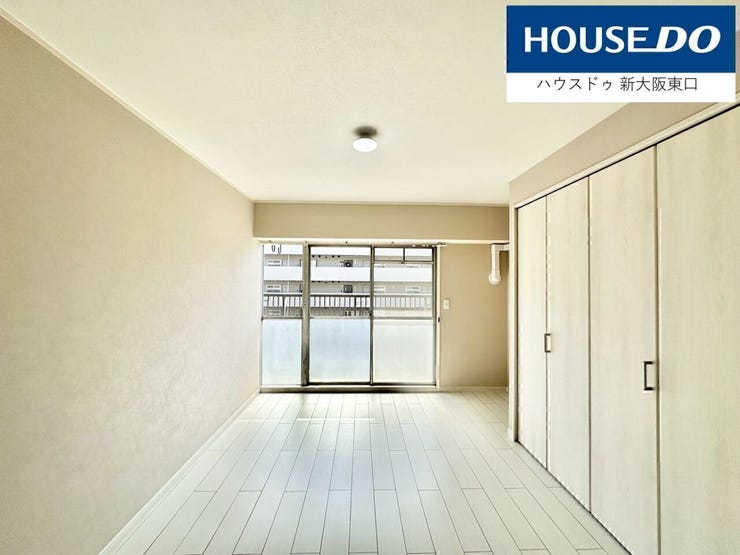 洋室6帖の収納。
間取り図では二枚ドアですが、実際には3枚ドアなので、とても明るいです。