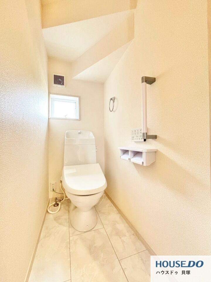 清潔感のある明るいトイレ空間です。