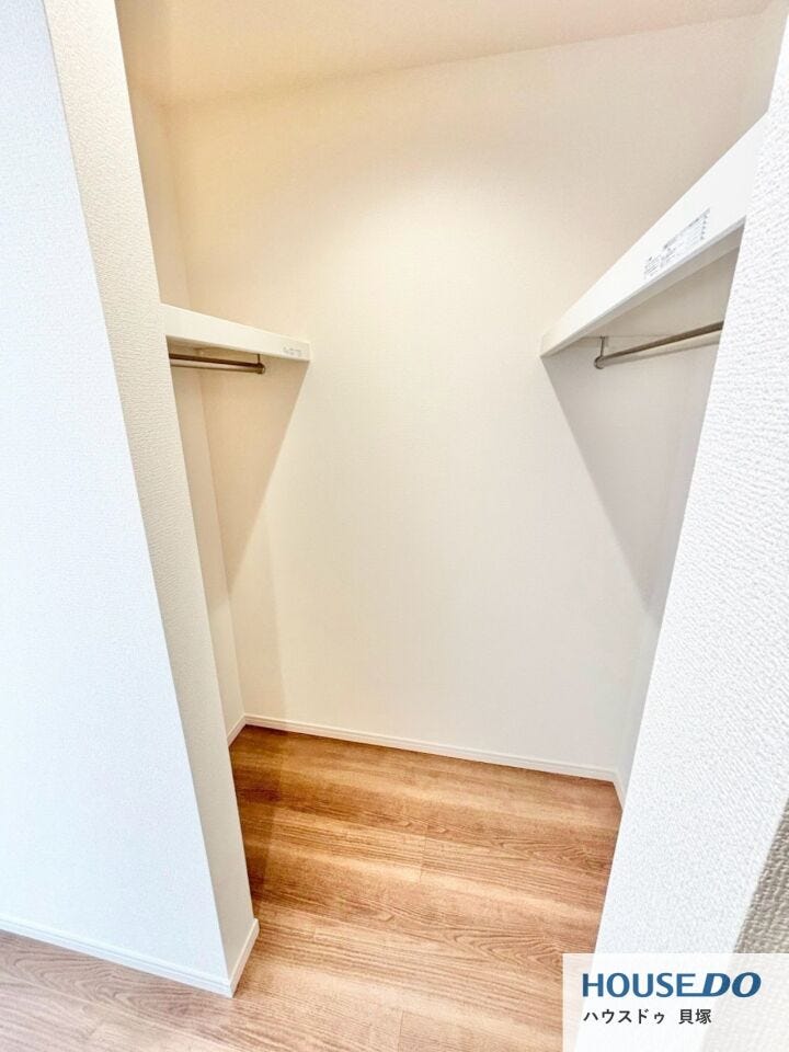 吊るす収納が叶うウォークインクローゼット。季節モノ問わず収納することができるので、衣替え知らずに!衣類はもちろん、お布団など来客用品などの収納もできます。