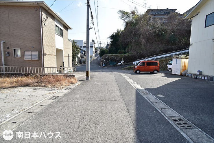 【前面道路】南西向きの前面道路幅は約4mです!団地内の道路で交通量が少なく静かな住環境です♪