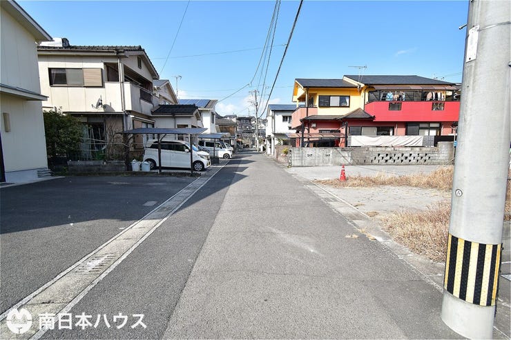 【前面道路】南西向きの前面道路幅は約4mです!団地内の道路で交通量が少なく静かな住環境です♪