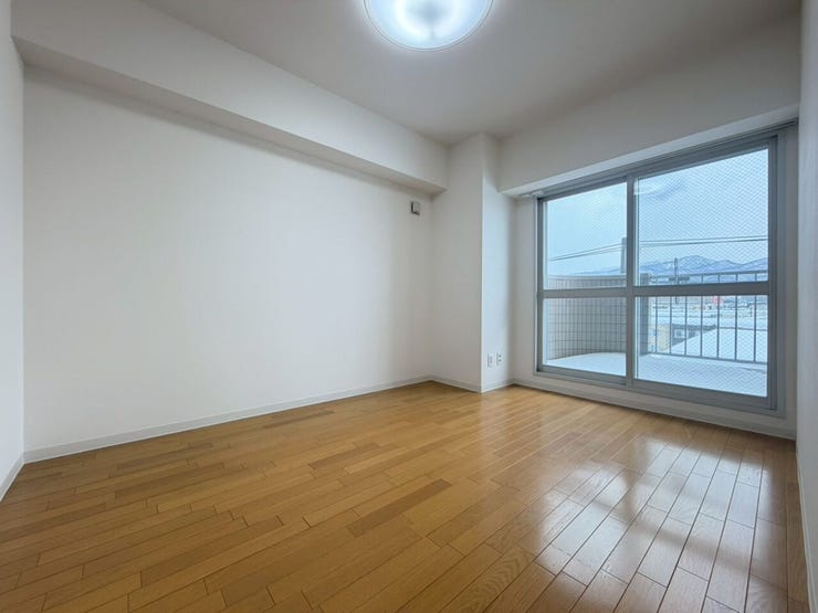 リビング横の約5.4帖洋室