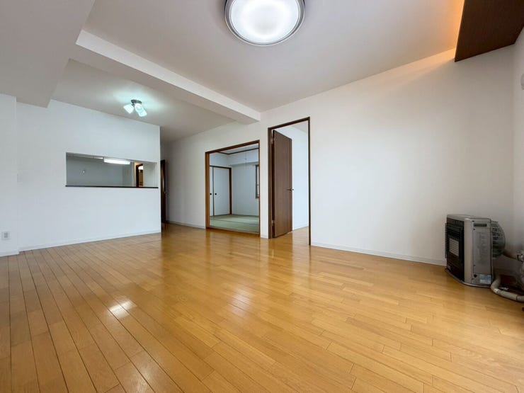 リビングは西向きで陽当りも良好