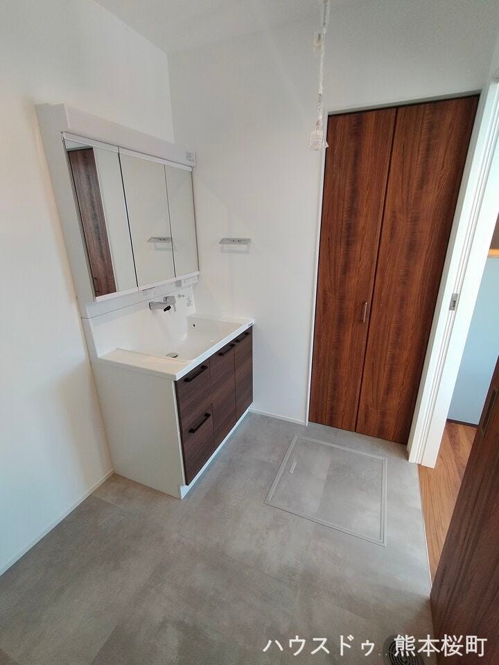 ■□■脱衣所■□■使いやすいシンプルならデザインの三面鏡洗面台。身支度に嬉しい機能性や収納力もしっかりと備えてます。