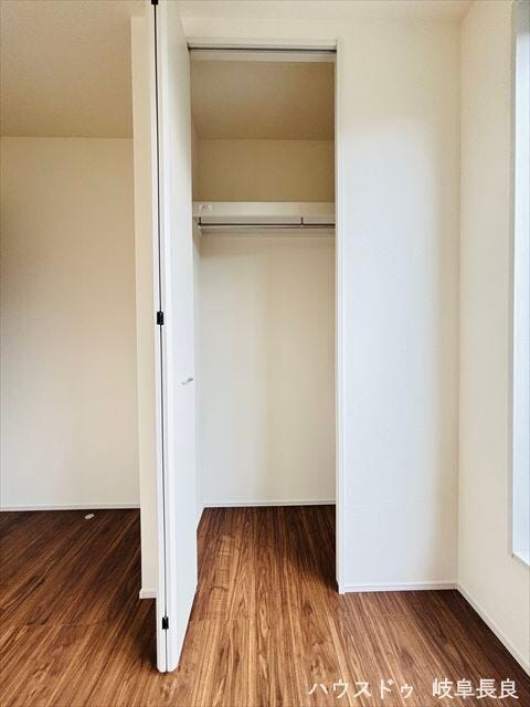 ≪5.4帖南側洋室≫収納スペース充実!お部屋を広く使えます。