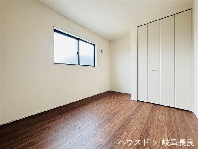 ≪5.4帖北側≫北向きの洋室は、穏やかな光がやさしく広がる落ち着いたお部屋です。