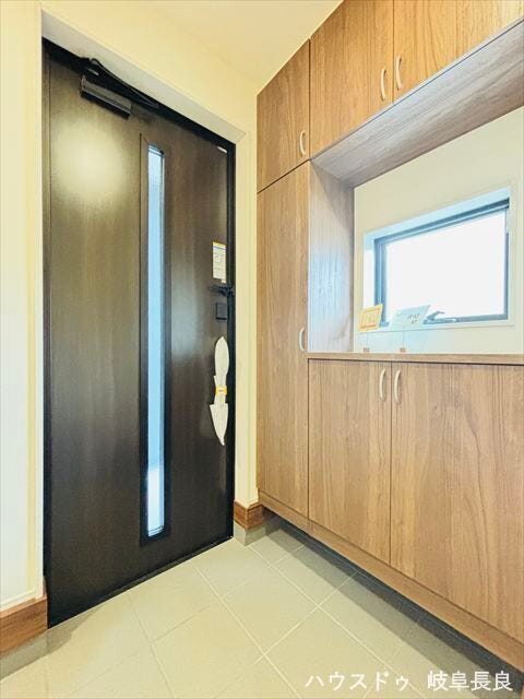 天井高さまであるシューズボックスは住まいの顔ともいわれる玄関をきれいに保ってくれます。