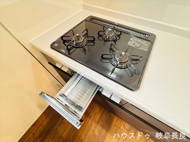 ≪コンロ≫三ツ口コンロで複数の料理を同時進行でき、グリル付きで焼き料理も手軽に。