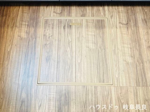 ≪床下収納≫床下収納にはあまり使うことのない調理器具や非常食を収納しておけますね♪