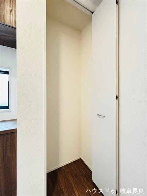 ≪玄関横≫掃除機などの背の高いものや、お出かけ時に必要な日用品をまとめて保管できます。