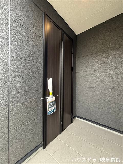 ≪外玄関≫玄関の扉は落ち着いたシックな色で重厚感があります。