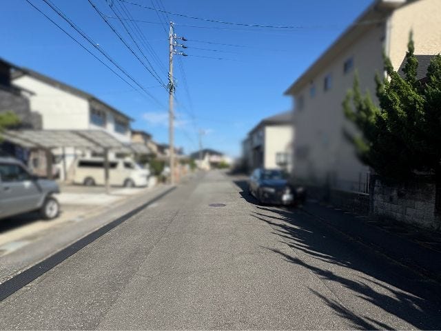 幅員約6mの前面道路です。道路幅が広いので、向かいの住宅とも距離があるため日当たりも確保しやすいです。
(2025年9月27日 撮影)