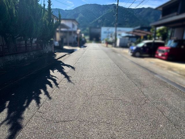 幅員約6mの前面道路です。車がすれ違うのに十分な道幅です。車が2台と通行人も通れる幅となっています。
(2025年9月27日 撮影)