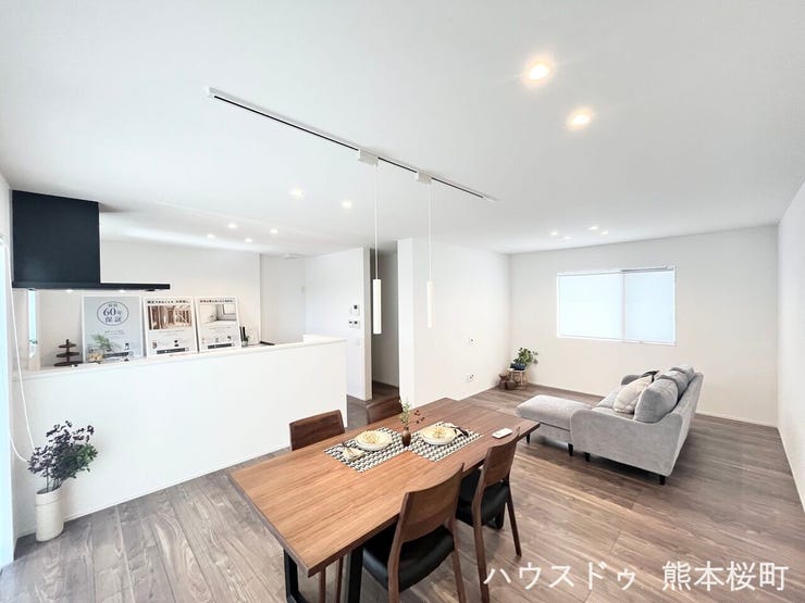 ■安らぎと笑顔の中心地■陽光が優しく降り注ぎ、会話が自然と弾む。ここでは、毎日が特別な時間へと変わります。