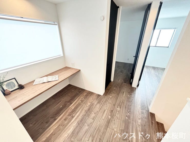 ■暮らしを繋ぐ、明るい動線■採光窓から光が差し込み、足元を優しく照らす。安全で快適な、家族の生活を支える縦の繋がりです。