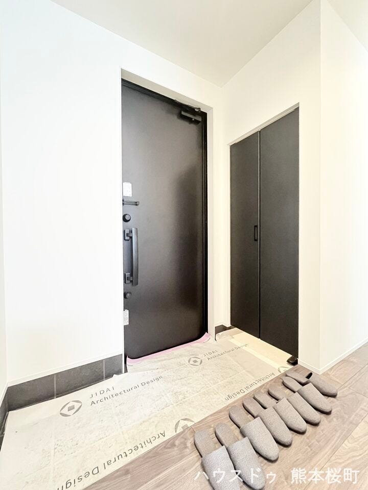 ■「ただいま」の安堵をくれる場所■訪れる人を迎え入れ、帰るたびにホッと一息つける、明るく機能的なエントランス。