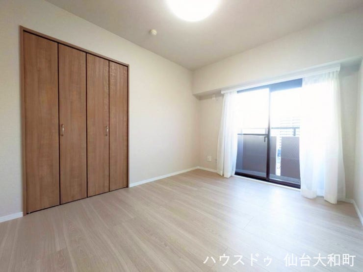 明るく使いやすい洋室