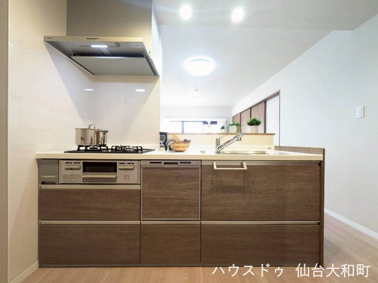 温かみのある木目調デザインのシステムキッチン